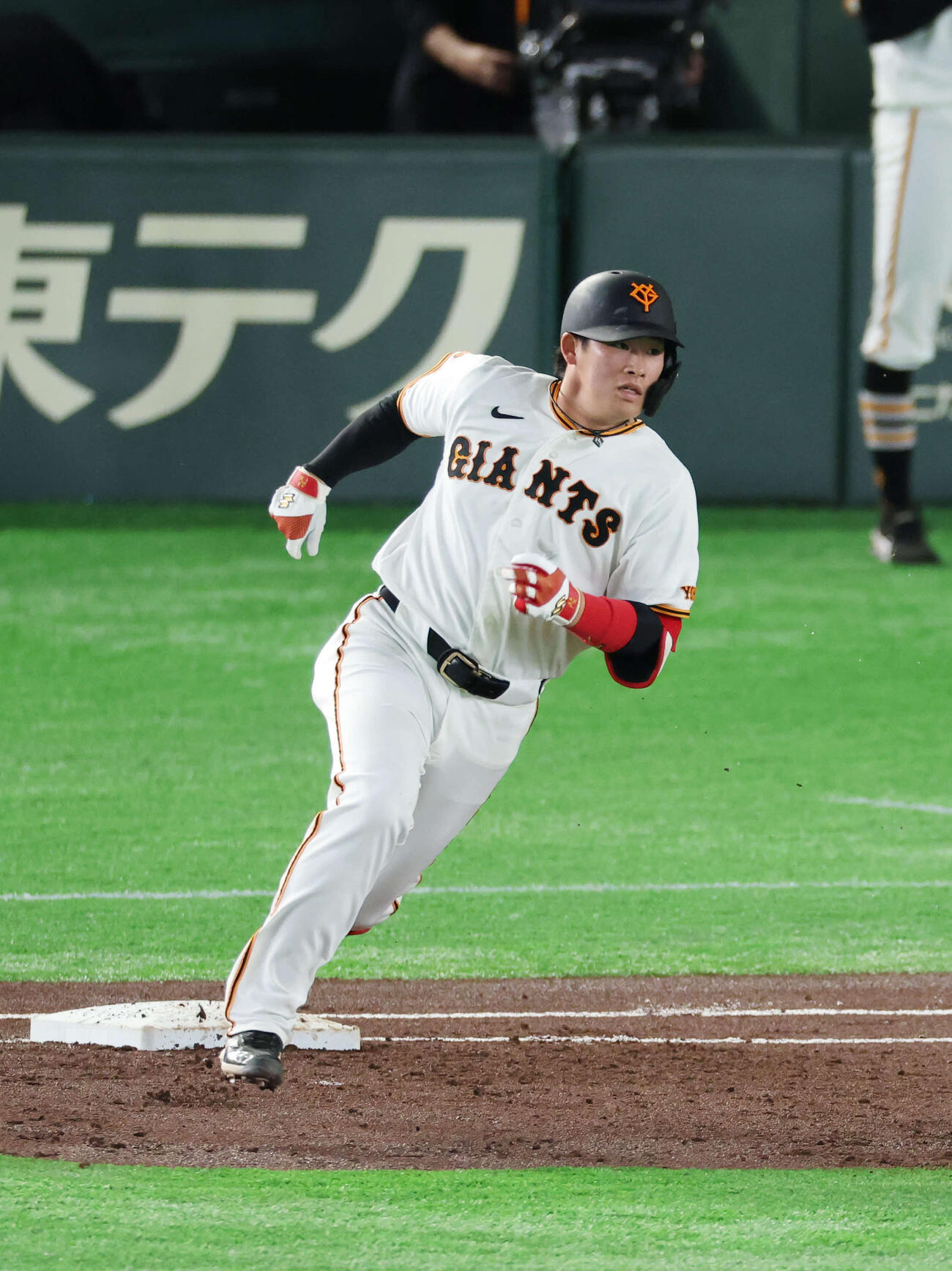 巨人対ヤクルト　2回裏巨人1死一塁、適時二塁打を放つ増田陸。投手は吉村（撮影・増田悦実）