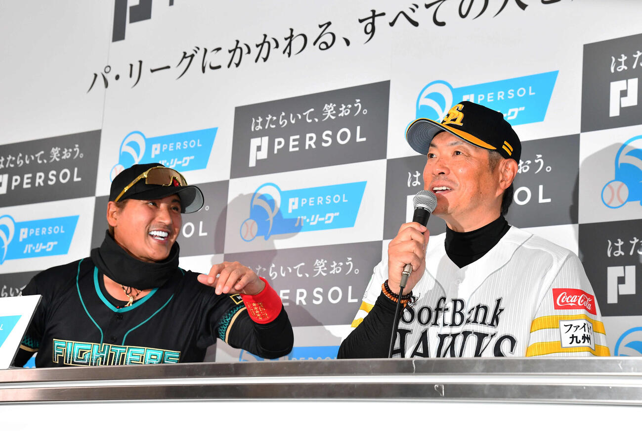 3月26日、リーグ戦開幕前日会見に出席した日本ハム新庄監督（左）とソフトバンク小久保監督