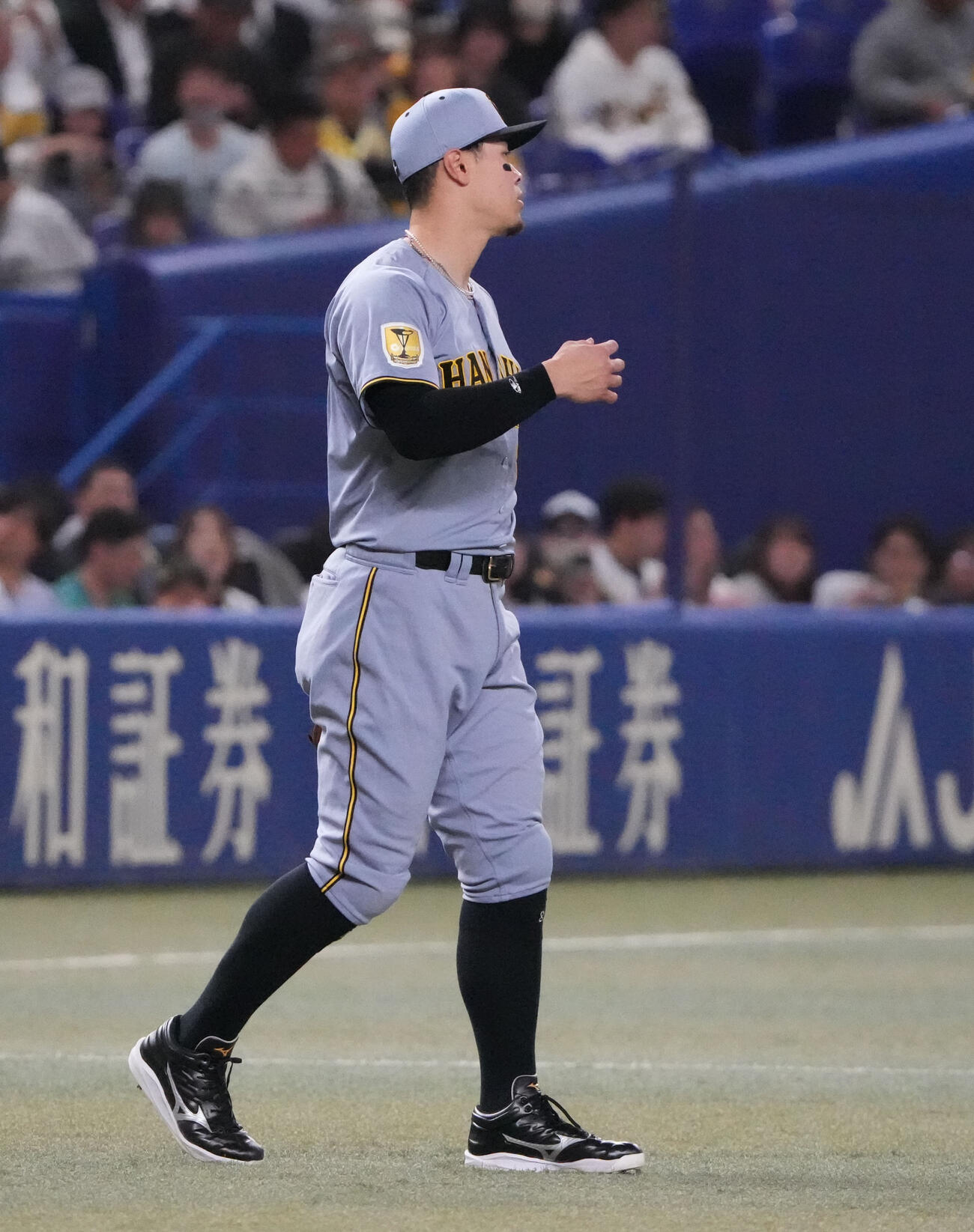 中日対阪神　2回裏中日無死、一塁へ悪送球しさえない表情を見せる佐藤（撮影・森本幸一）