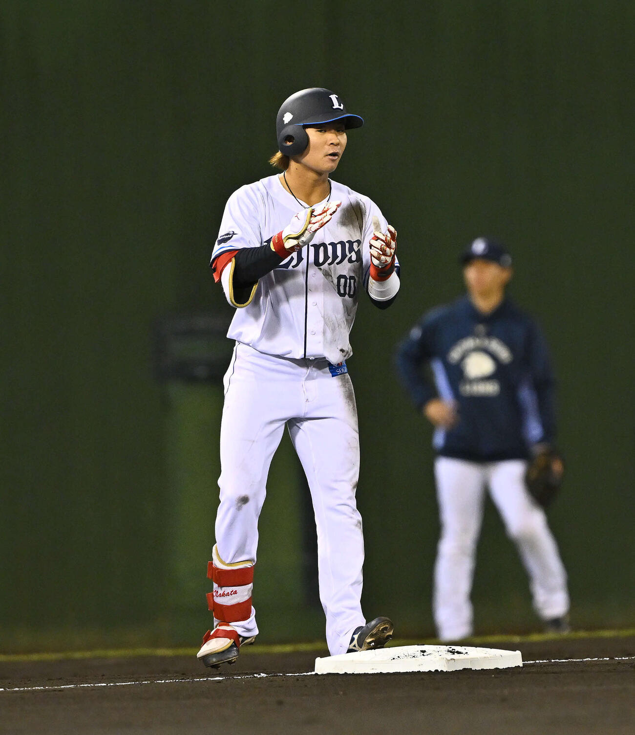 西武対ロッテ　3回裏西武2死、左中間へ三塁打を放った仲田（撮影・滝沢徹郎）