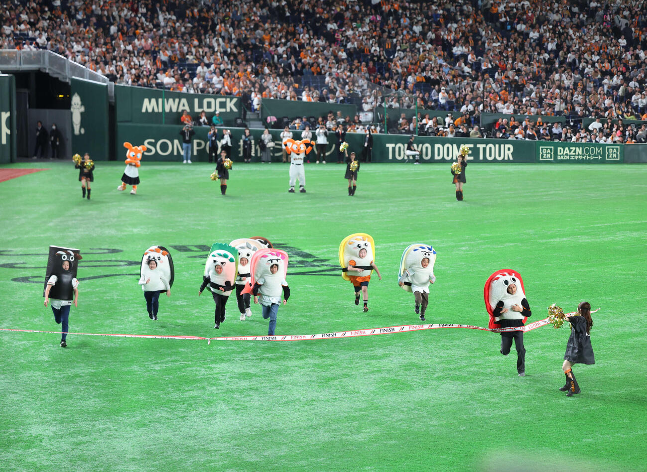 巨人対ヤクルト　すしレースはマグロが1着（撮影・増田悦実）