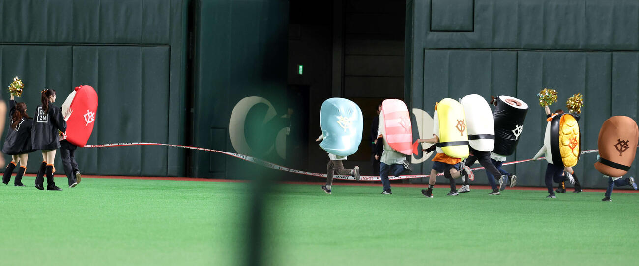 巨人対ヤクルト　すしレースはダントツでマグロの勝利（撮影・浅見桂子）