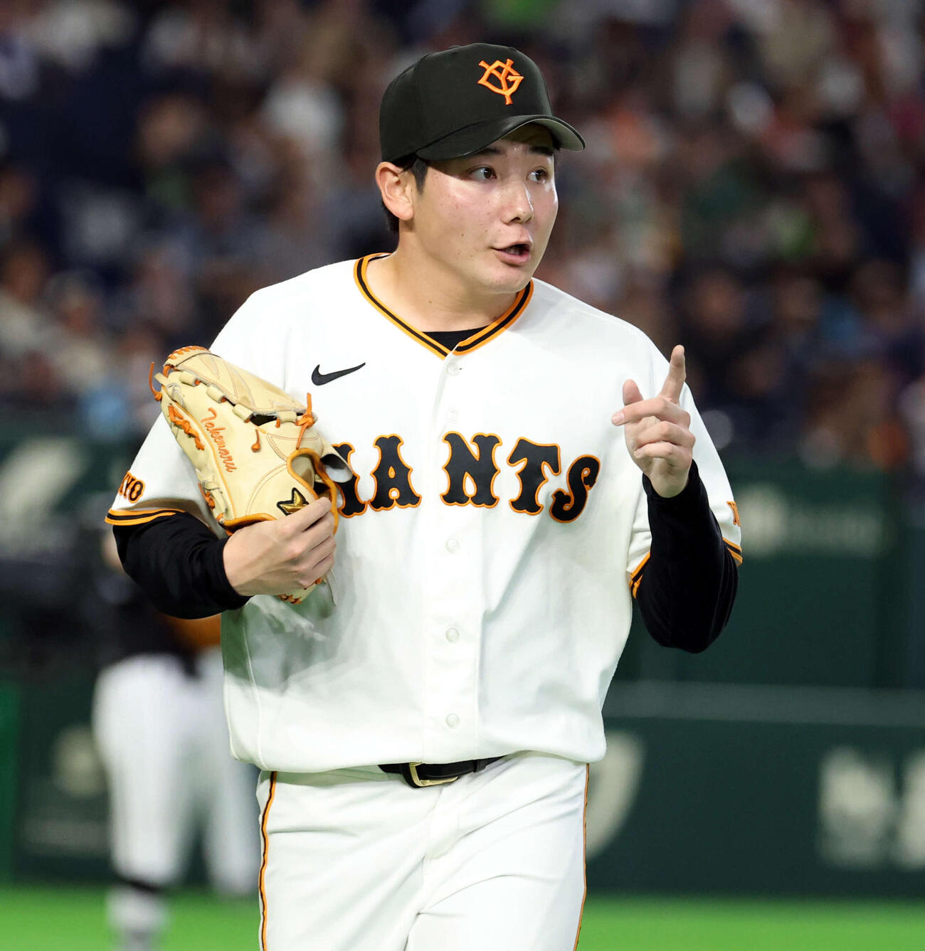 巨人対ヤクルト　2回表ヤクルト1死一、二塁、赤羽の中飛併殺で、好送球した佐々木を指さす竹丸（撮影・浅見桂子）