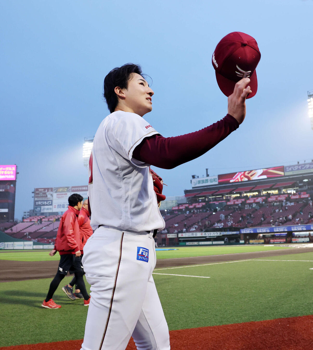 楽天対オリックス　雨のため試合中止になり引き揚げる楽天荘司（撮影・鈴木正人）　