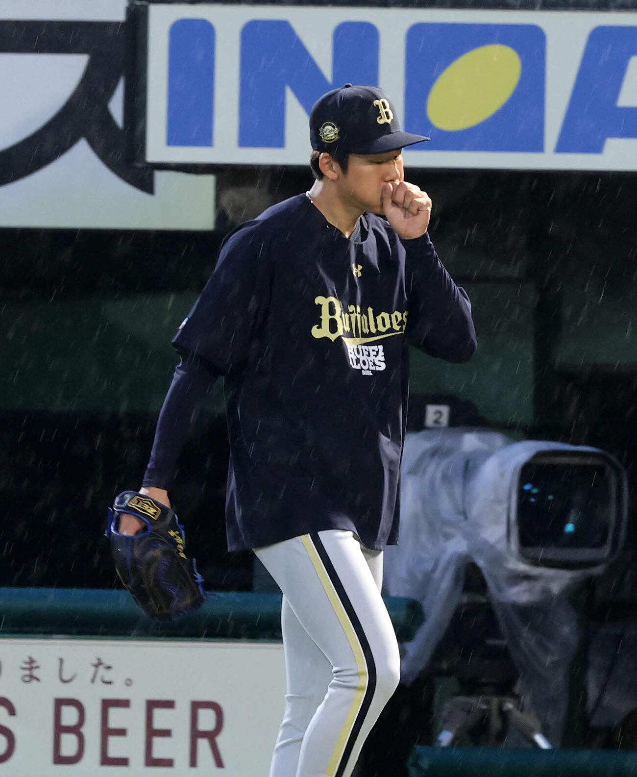 楽天対オリックス　雨のため試合中止になり引き揚げるオリックス曽谷（撮影・鈴木正人）　