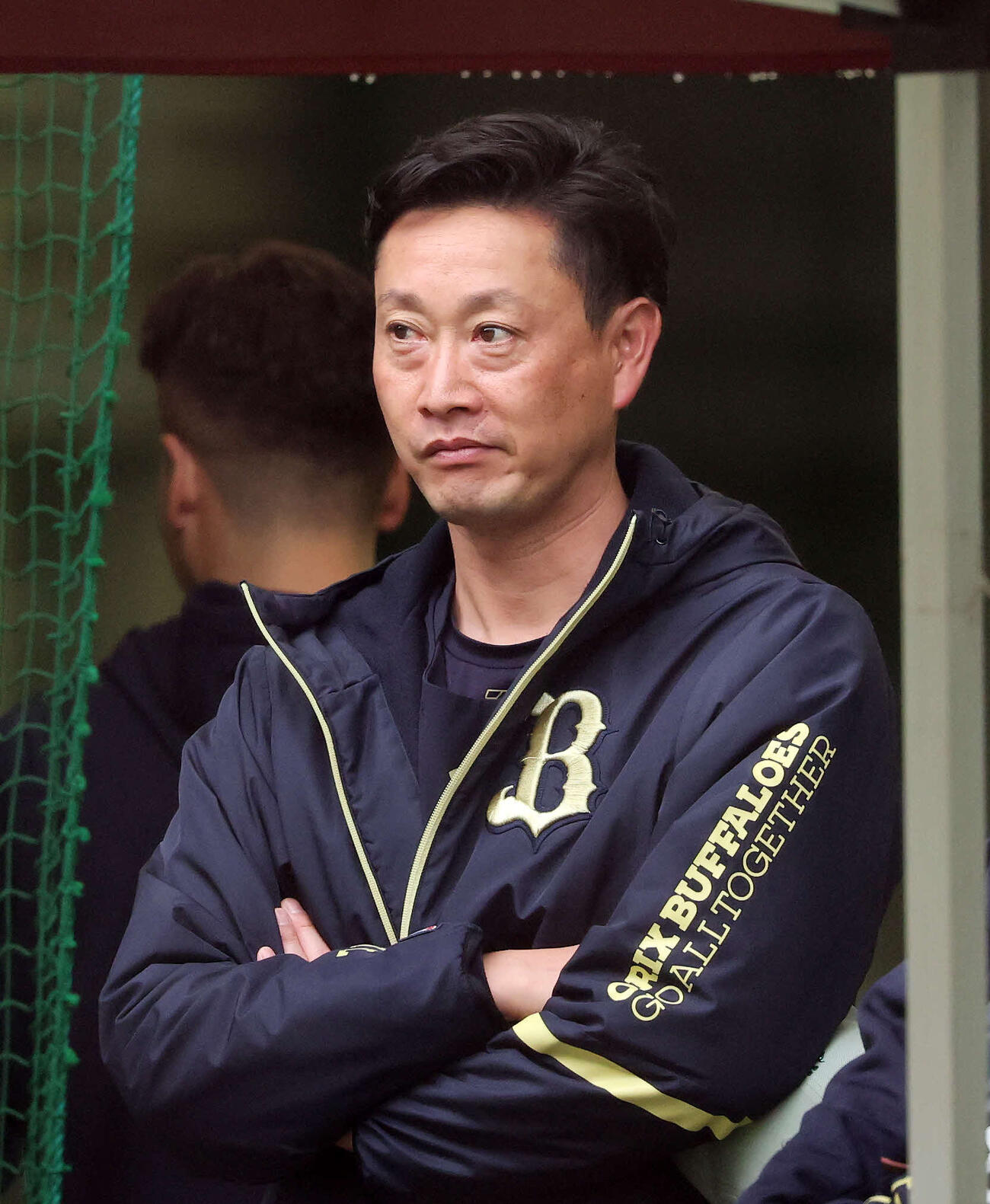 楽天対オリックス　練習を見つめるオリックス岸田監督（撮影・鈴木正人）　