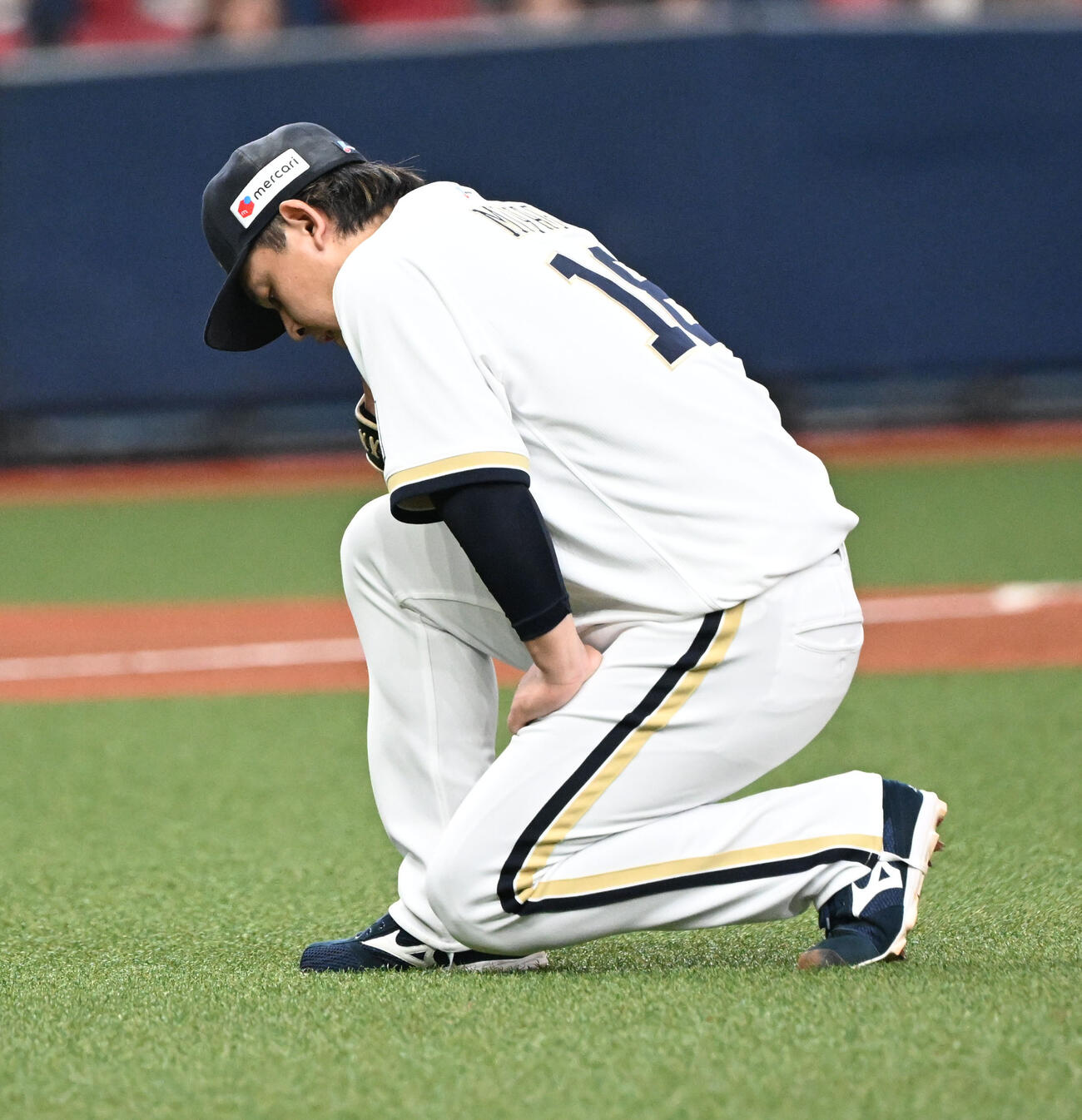 野手の送球を避けようとひざまづくオリックス宮城大弥（2026年4月9日撮影）