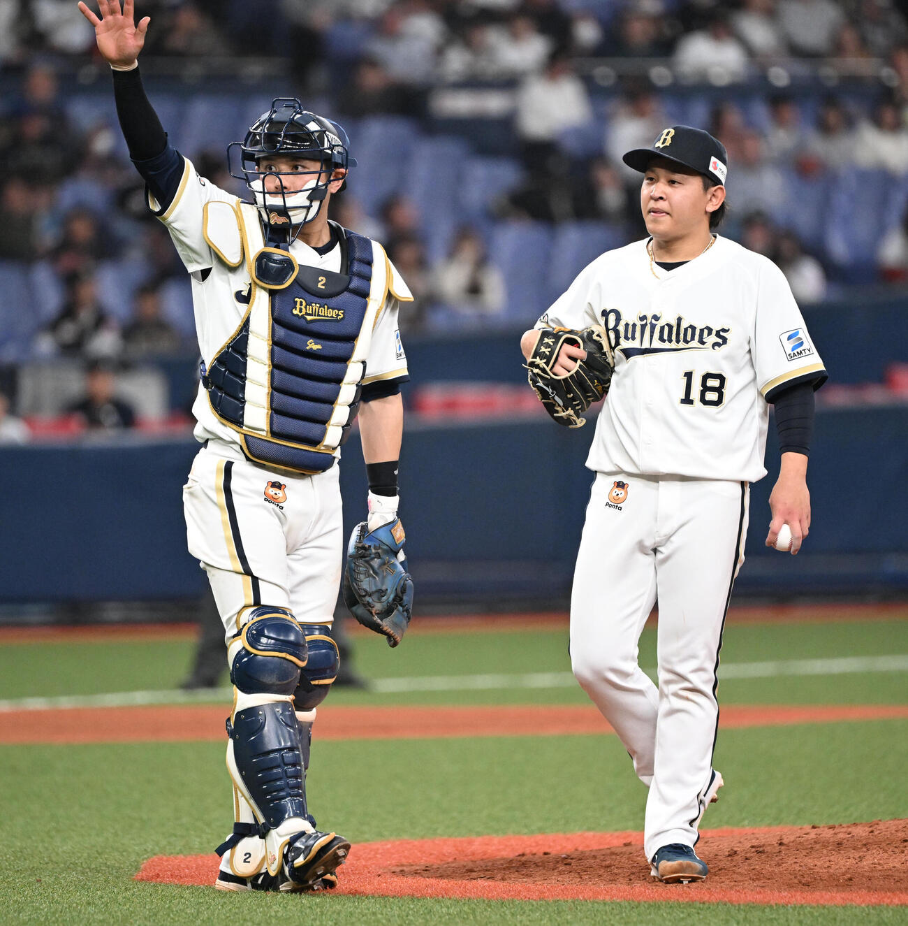 宮城（右）の状態についてベンチに合図する若月（2026年4月撮影）