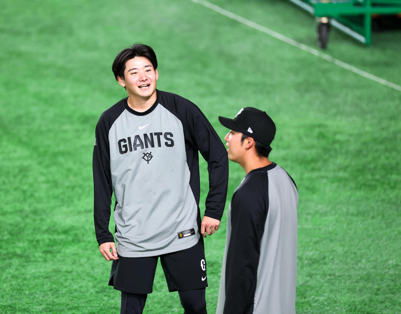 巨人対ヤクルト　アップ中、赤星（右）と笑顔で話す巨人竹丸（撮影・増田悦実）