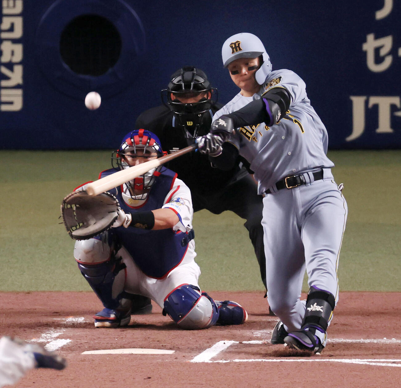 中日対阪神　6回表阪神1死、森下は中越えソロ本塁打を放つ（撮影・加藤哉）