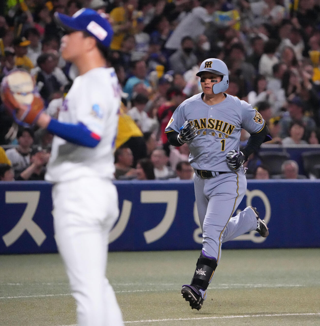 中日対阪神　6回表阪神1死、本塁打を放ちダイヤモンドを回る森下（右）左は柳（撮影・森本幸一）