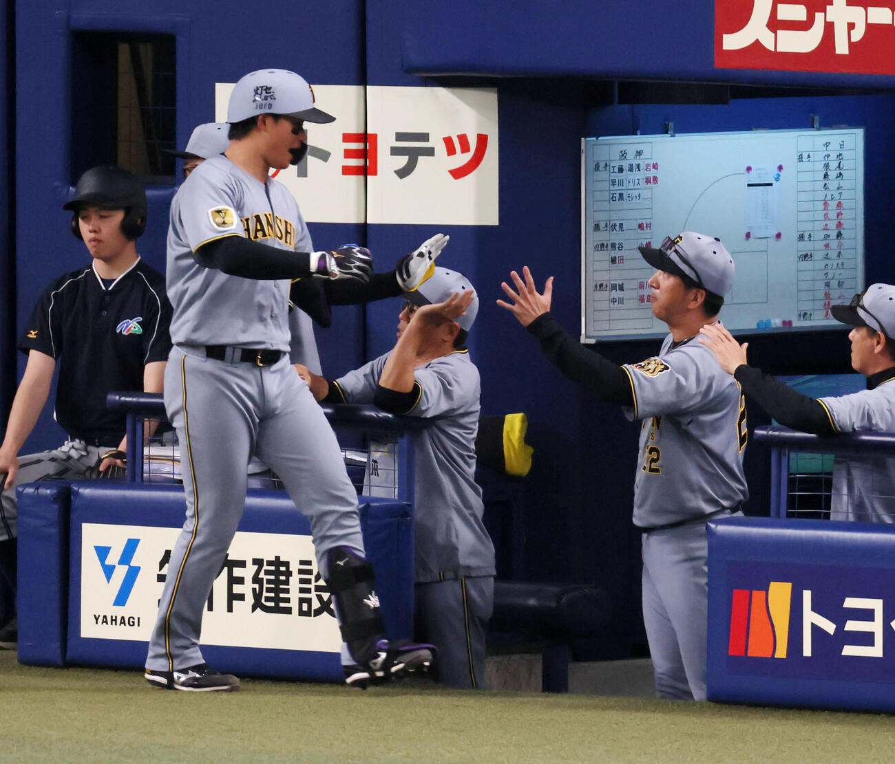 中日対阪神　6回表阪神1死、森下（左）は中越えソロ本塁打を放ちベンチの藤川監督とタッチする（撮影・加藤哉）