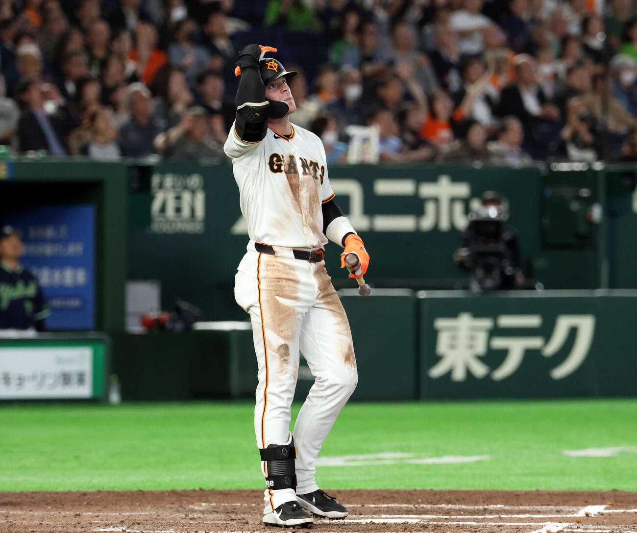 巨人対ヤクルト　7回裏巨人無死、キャベッジはソロ本塁打を放ち、打球を見つめる（撮影・浅見桂子）