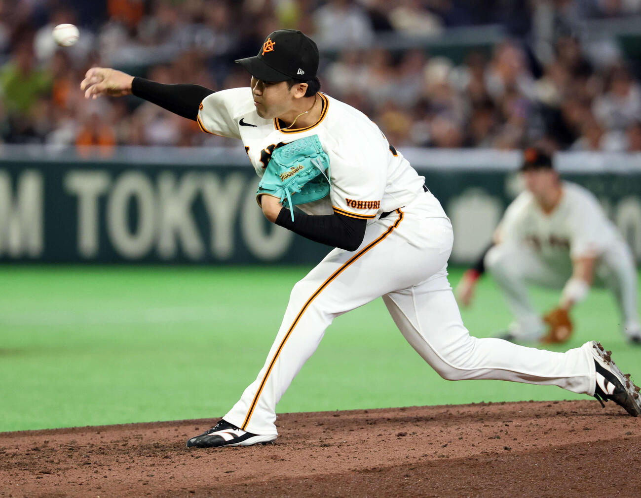 巨人対ヤクルト　6回表ヤクルト2死一、三塁の場面で登板した船迫（撮影・浅見桂子）