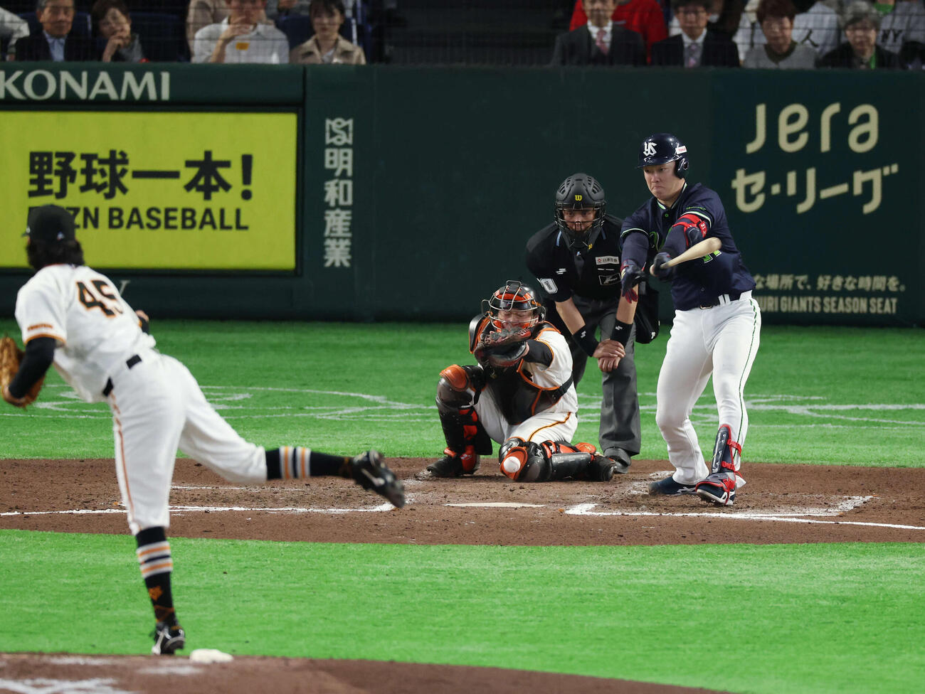 巨人対ヤクルト　7回表ヤクルト2死、田中瑛の打球が膝に当たる岸田（撮影・増田悦実）
