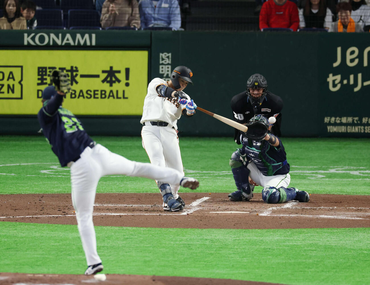 巨人対ヤクルト　2回裏巨人1死二塁、安打を放つ中山。投手は吉村（撮影・増田悦実）