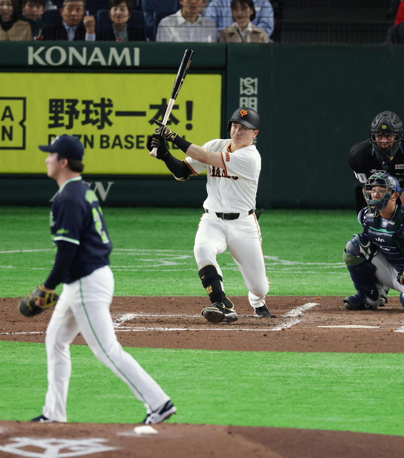 巨人対ヤクルト　3回裏巨人2死二塁、適時二塁打を放つ泉口。投手は吉村（撮影・増田悦実）