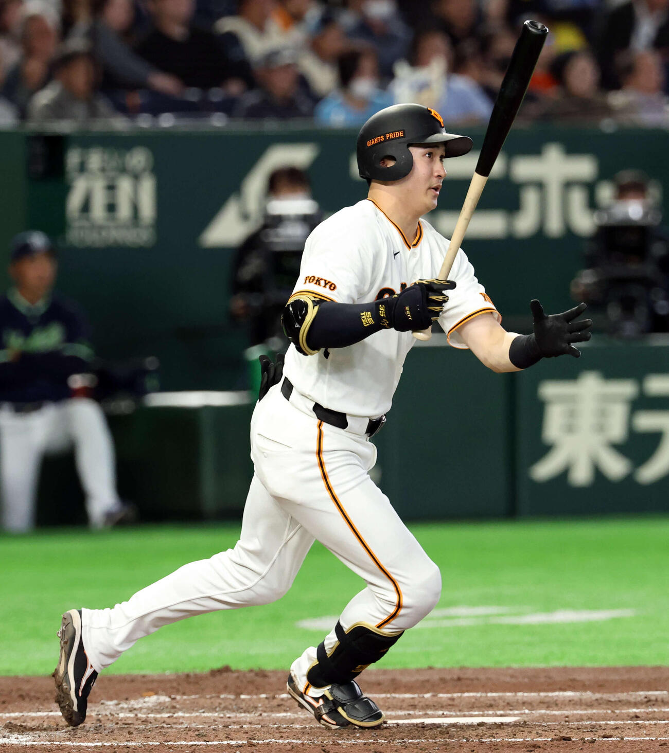 巨人対ヤクルト　3回裏巨人2死二塁、泉口は適時二塁打を放つ（撮影・浅見桂子）