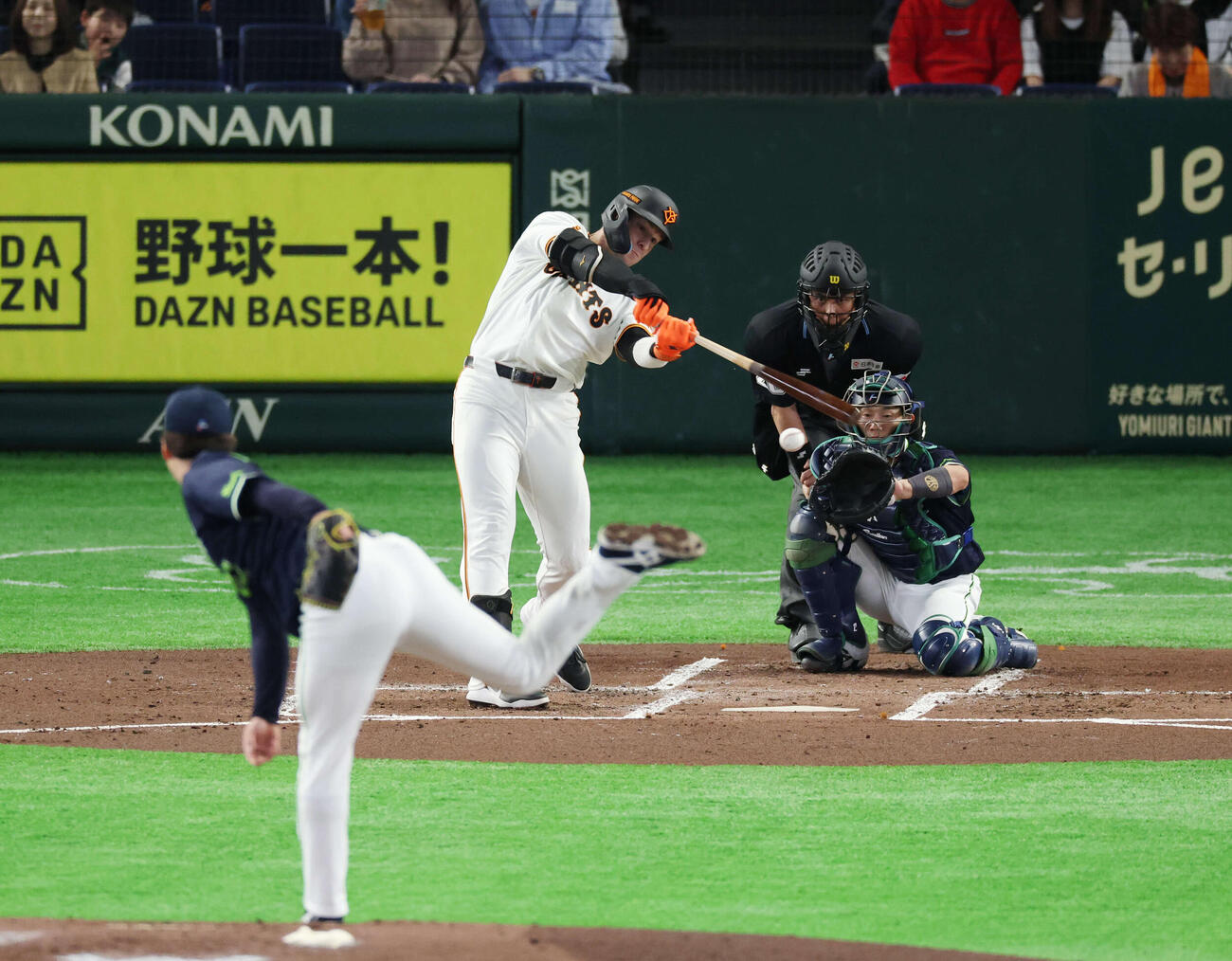 巨人対ヤクルト　2回裏巨人1死、安打を放つキャベッジ。投手は吉村（撮影・増田悦実）