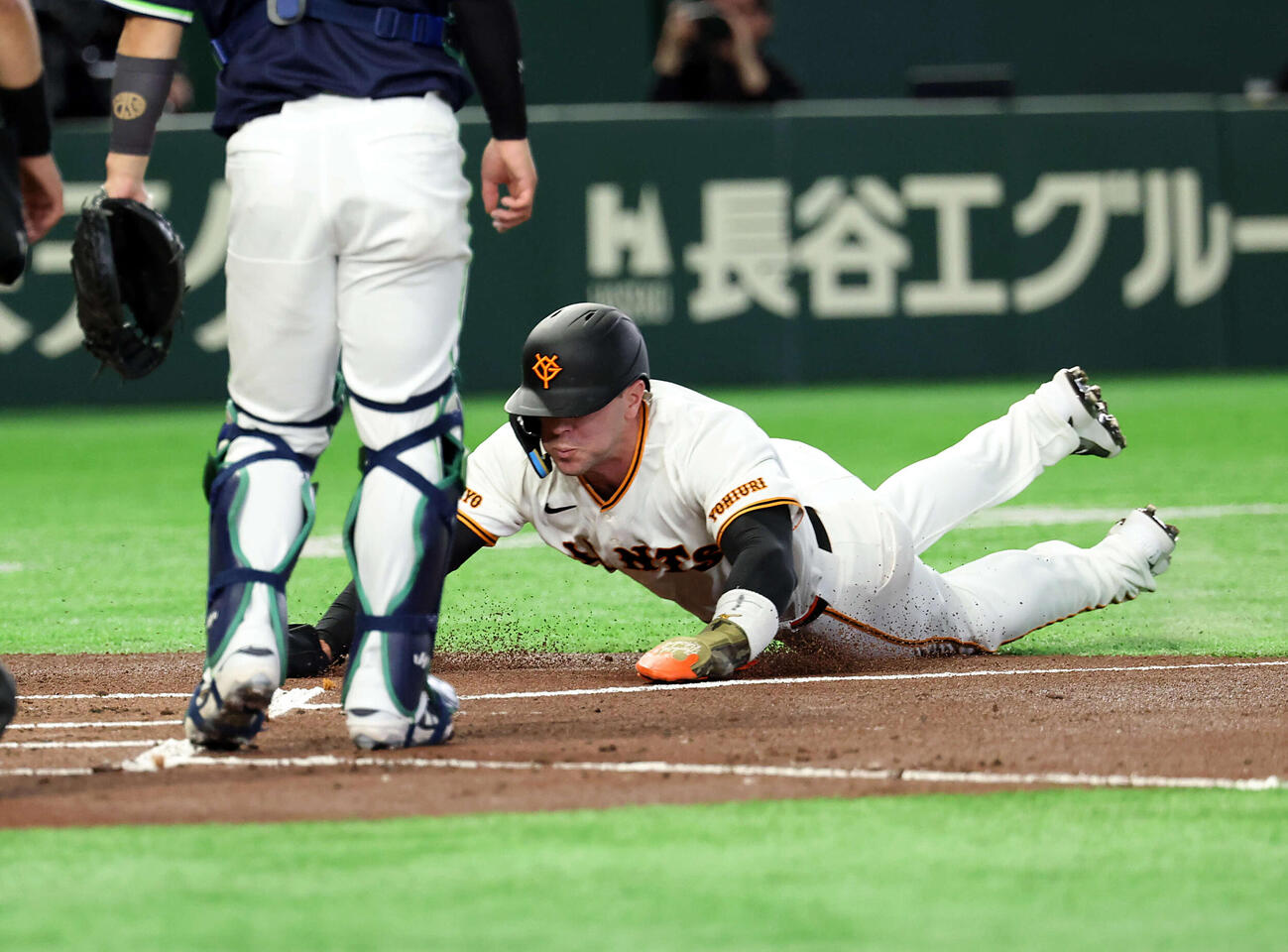 巨人対ヤクルト　2回裏巨人1死一塁、増田陸の先制適時二塁打で、ヘッドスライティングで生還するキャベッジ（撮影・浅見桂子）