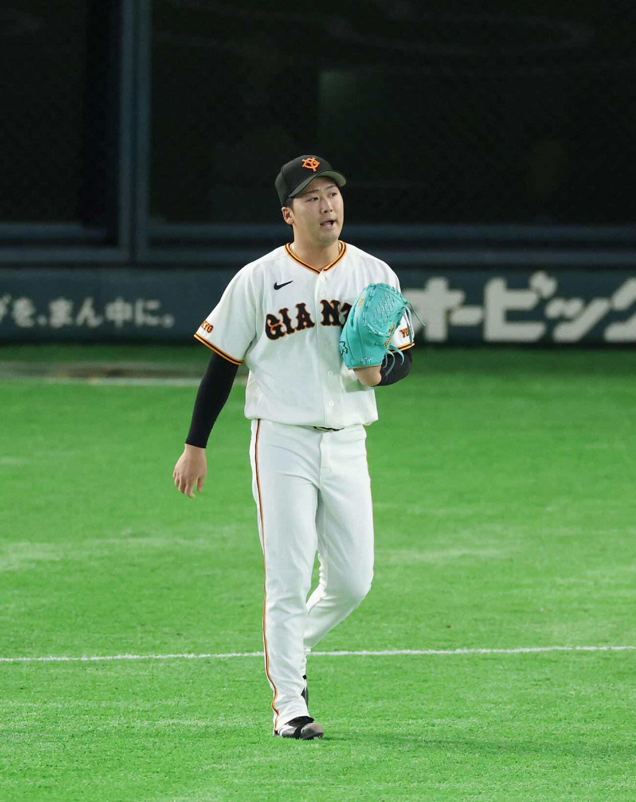 巨人対ヤクルト　巨人2番手で登板し、マウンドに向かう船迫（撮影・増田悦実）