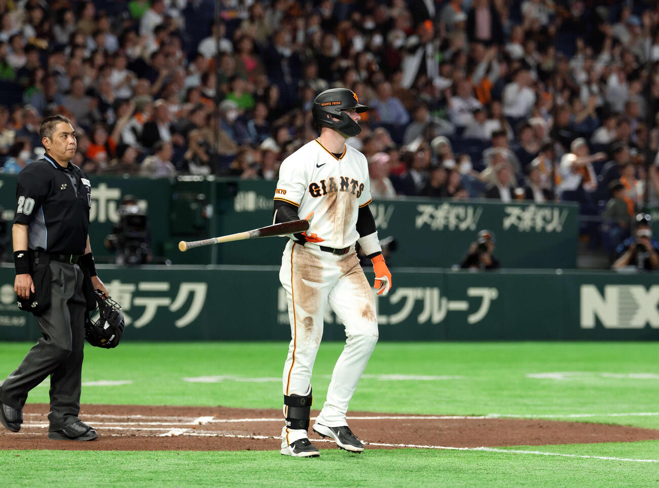 巨人対ヤクルト　7回裏巨人無死、キャベッジはソロ本塁打を放ち、打球を見つめバットを投げる（撮影・浅見桂子）