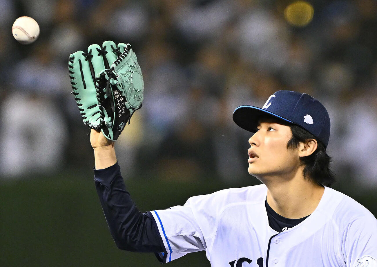 西武対ロッテ　8回表、西武3番手で登板する羽田（撮影・滝沢徹郎）