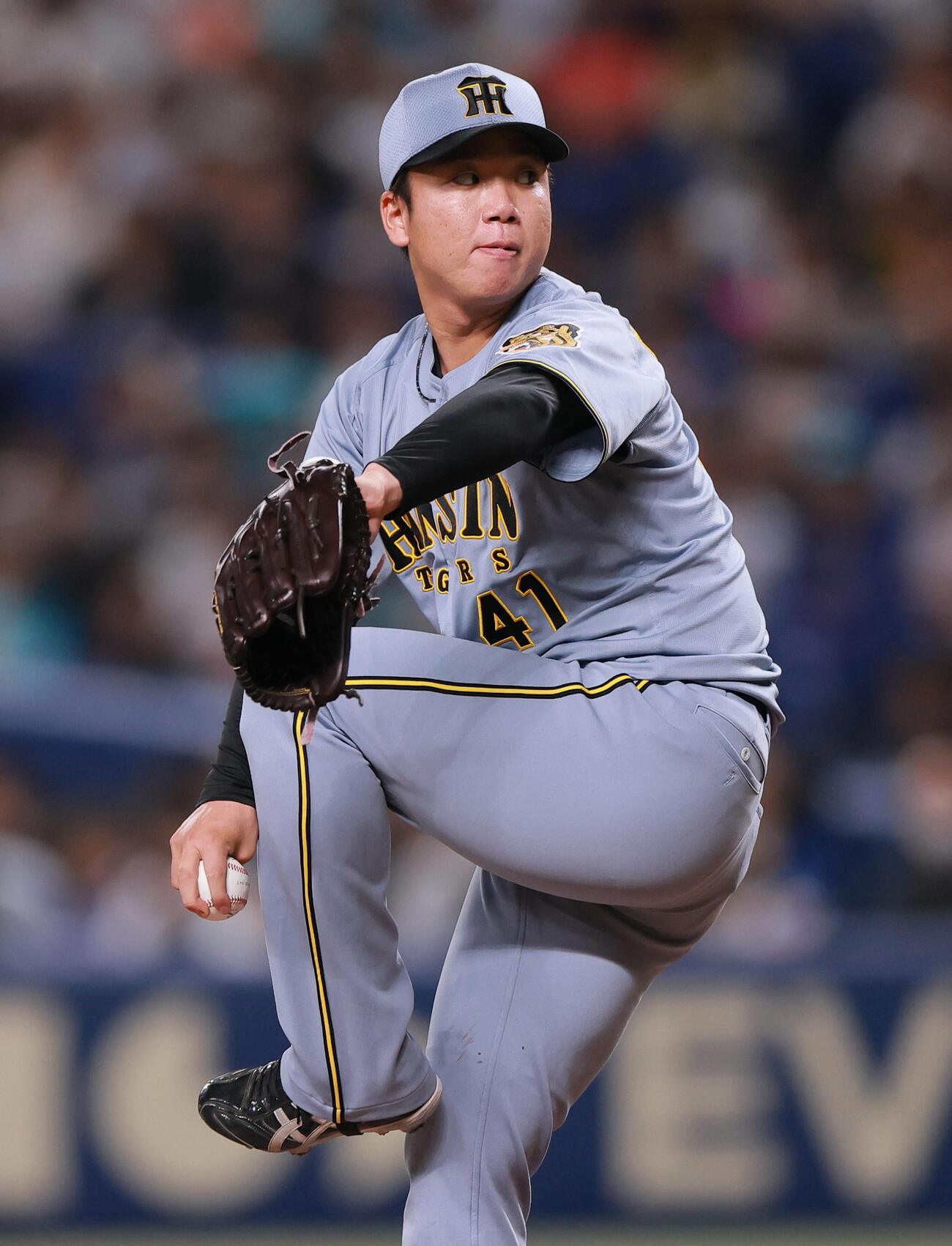 中日対阪神　5回裏、力投する阪神村上（撮影・上山淳一）