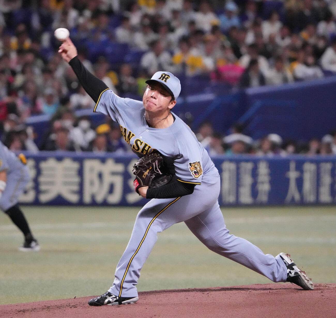 中日対阪神　1回裏、登板する阪神先発の村上（撮影・森本幸一）