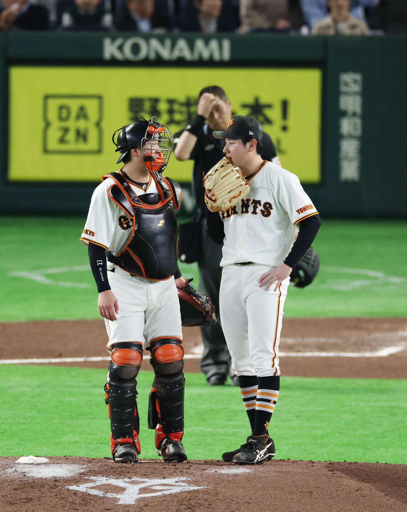 巨人対ヤクルト　6回表ヤクルト1死一塁、走者を抱え話をする岸田（左）と竹丸（撮影・増田悦実）
