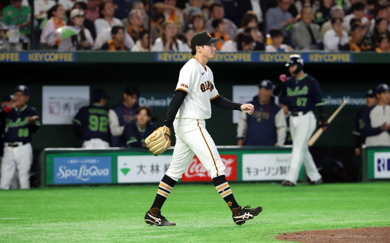 巨人対ヤクルト　4回表ヤクルト1死満塁、増田に犠飛を許し、喜ぶヤクルトベンチを背にマウンドに戻る竹丸（撮影・浅見桂子）