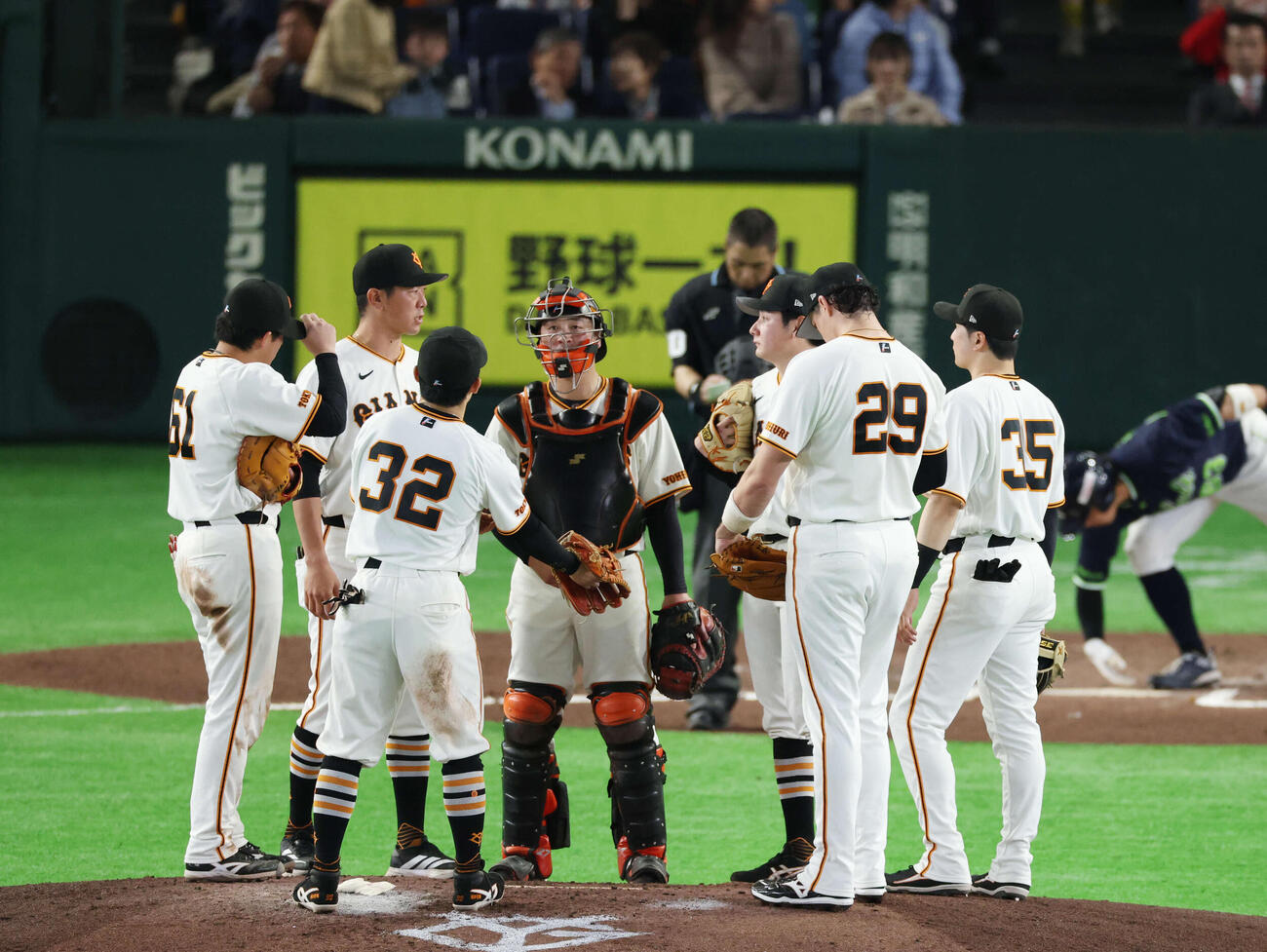 巨人対ヤクルト　6回表ヤクルト2死一、三塁、走者一、三塁のピンチにマウンドに集まる巨人ナイン（撮影・増田悦実）