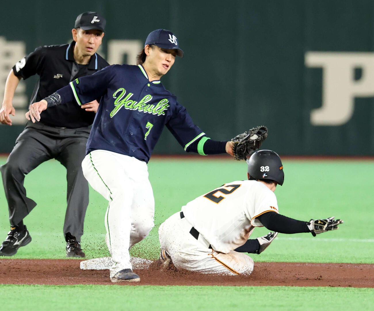 巨人対ヤクルト　3回裏巨人1死一塁、一塁走者浦田（右）は二塁盗塁成功（撮影・浅見桂子）