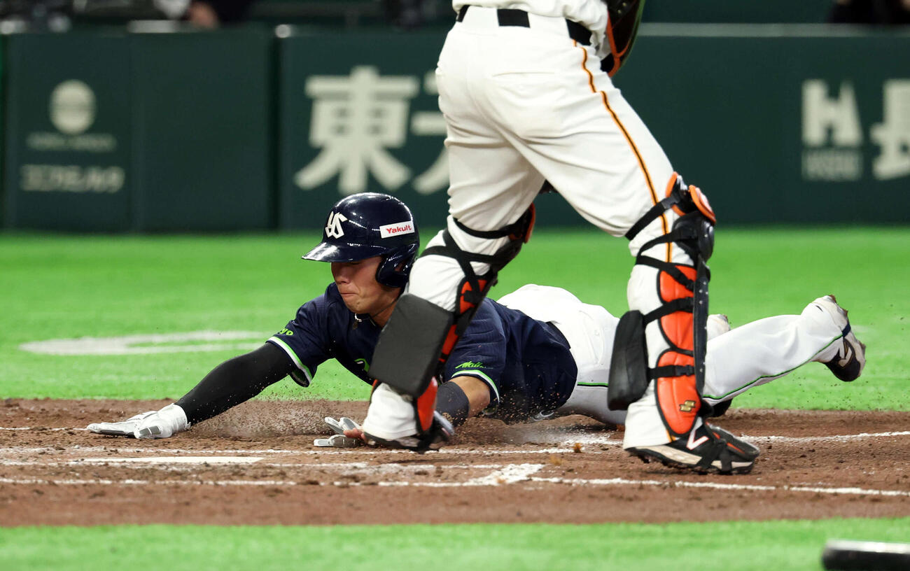 巨人対ヤクルト　4回表ヤクルト1死満塁、増田の犠飛で生還する古賀（撮影・浅見桂子）