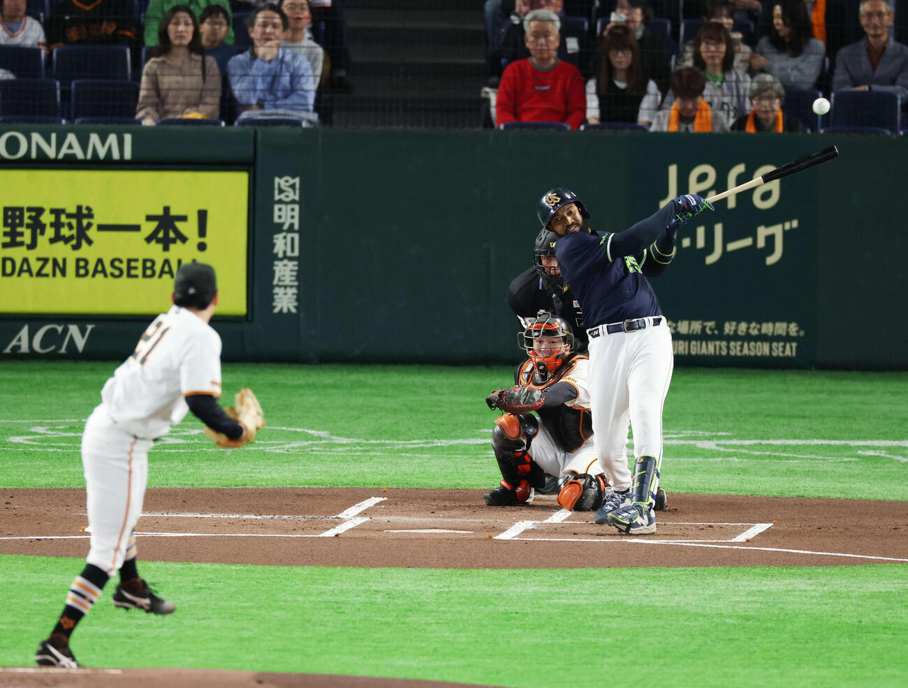 巨人対ヤクルト　1回表ヤクルト1死、安打を放つサンタナ。投手は竹丸（撮影・増田悦実）