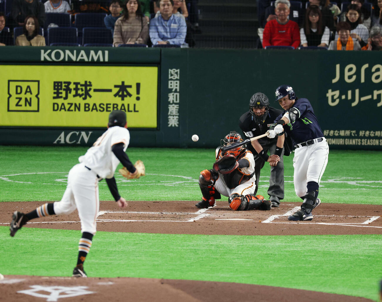 巨人対ヤクルト　2回表ヤクルト1死一塁、安打を放つ増田。投手は竹丸（撮影・増田悦実）