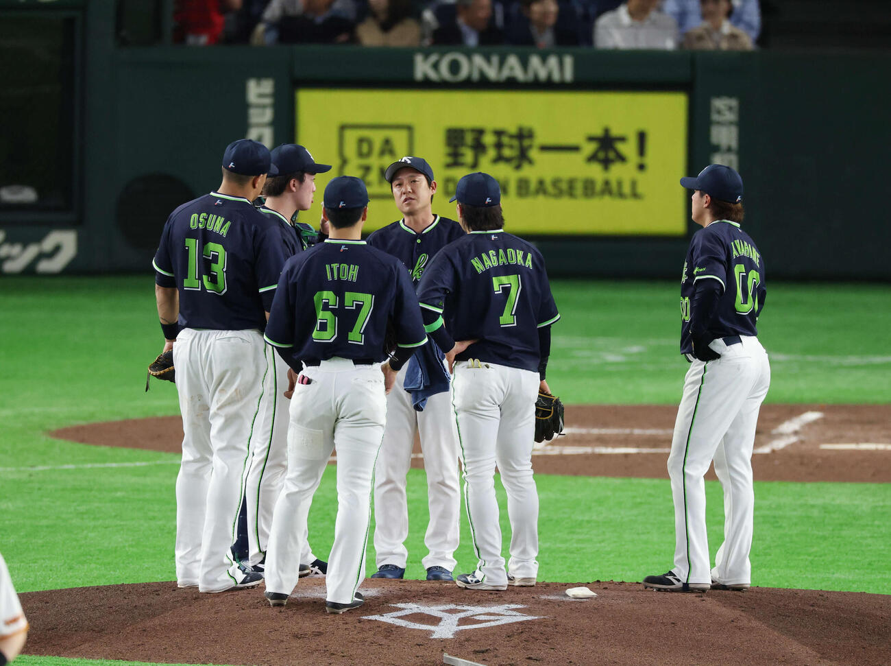 巨人対ヤクルト　3回裏巨人2死二塁、マウンドに集まるヤクルトナイン（撮影・増田悦実）