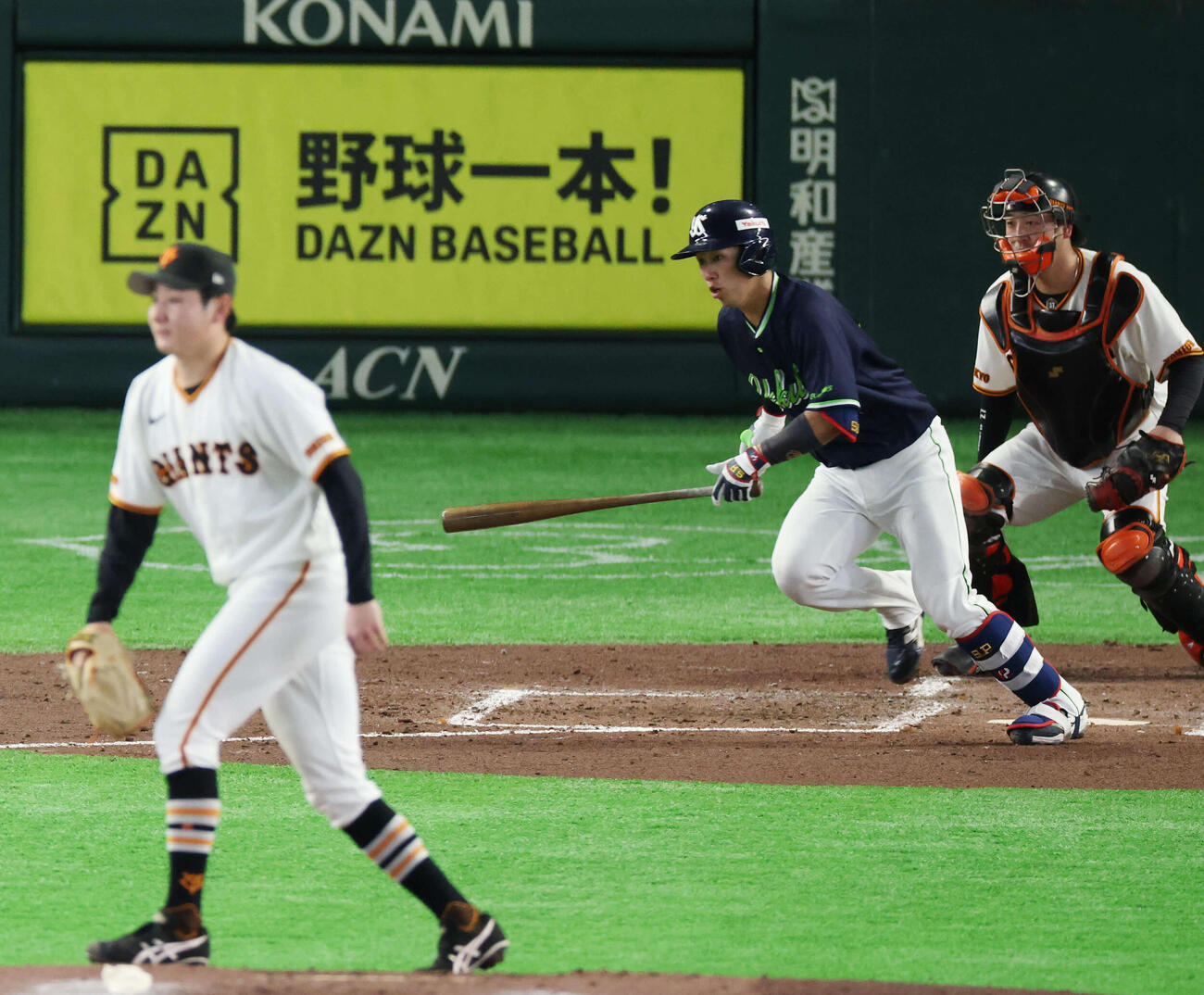 巨人対ヤクルト　4回表ヤクルト1死、安打を放つ古賀。投手は竹丸（撮影・増田悦実）