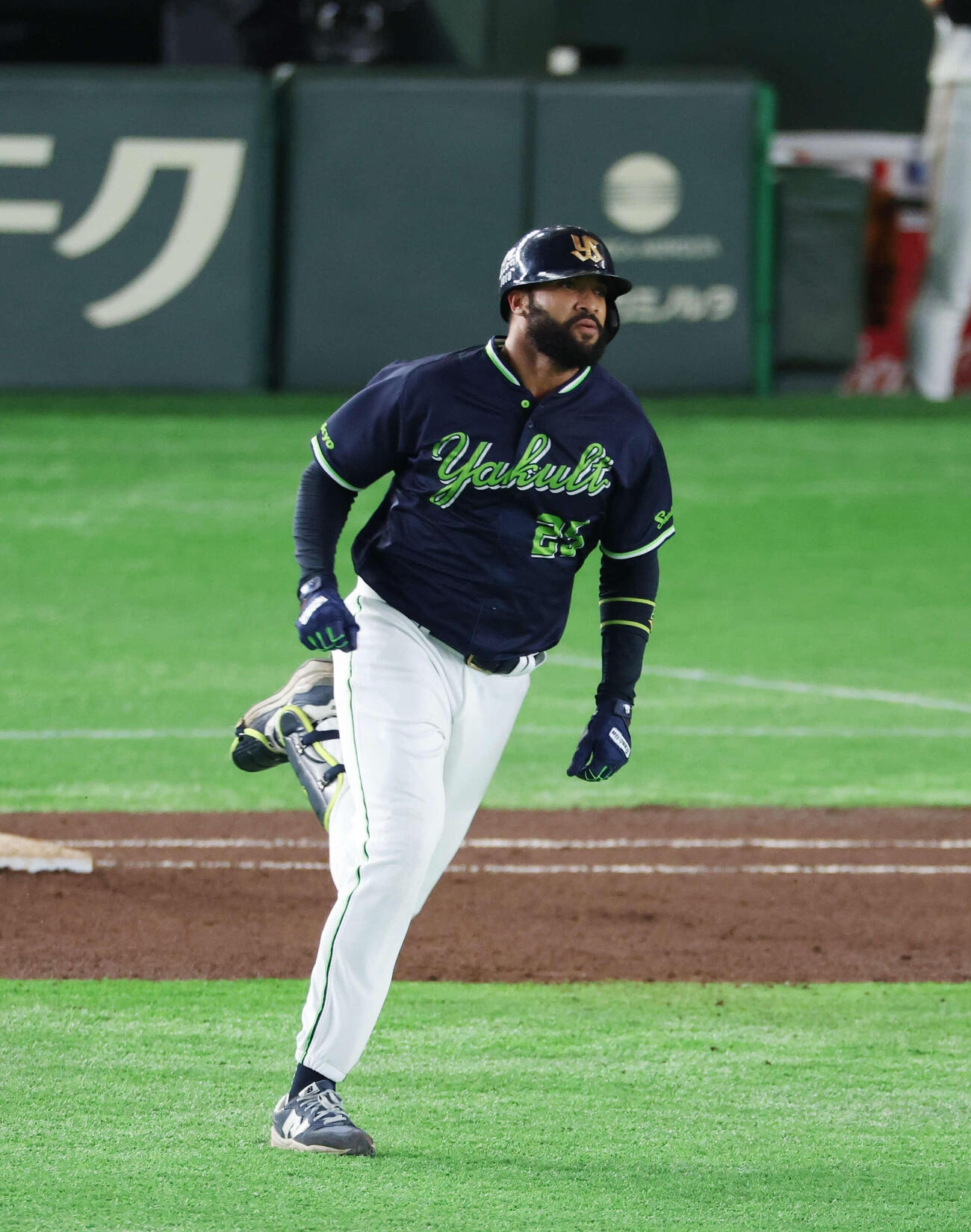 巨人対ヤクルト　8回表ヤクルト無死一塁、二塁打を放つサンタナ。投手は大勢（撮影・増田悦実）