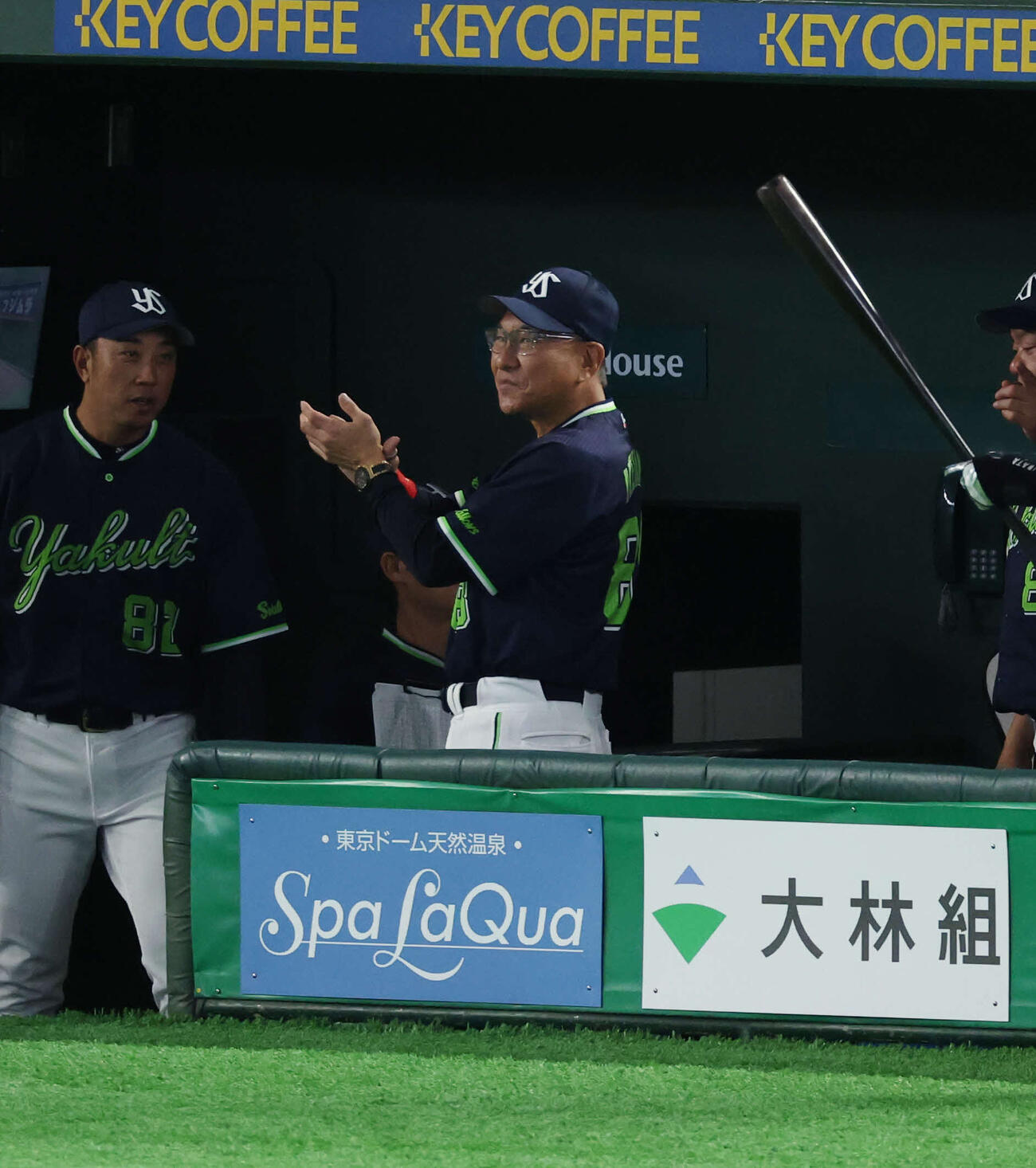巨人対ヤクルト　8回表ヤクルト無死二、三塁、古賀の二ゴロで追加点をあげ笑顔で拍手する池山監督（撮影・増田悦実）