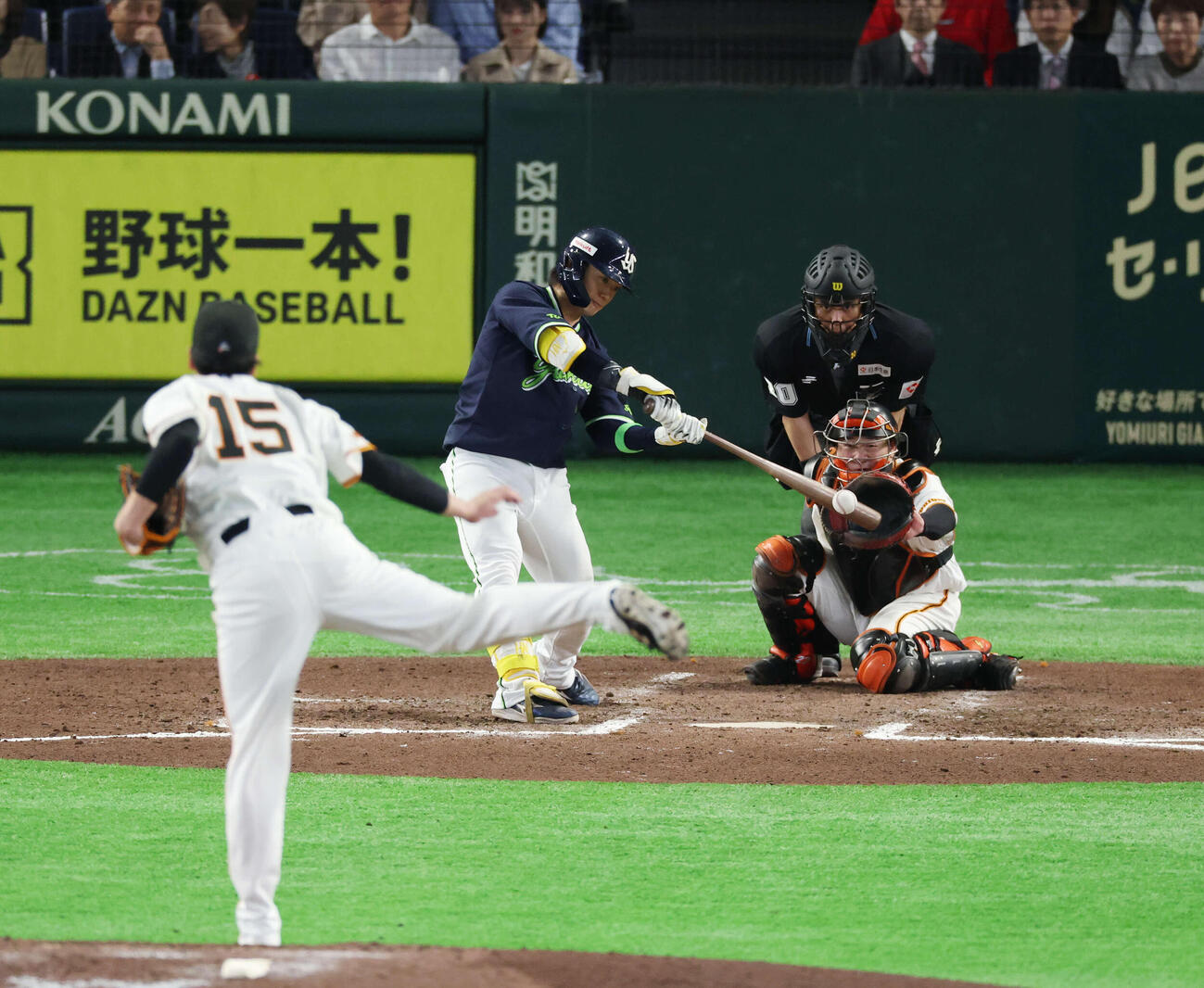 巨人対ヤクルト　8回表ヤクルト無死、安打を放つ長岡。投手は大勢（撮影・増田悦実）