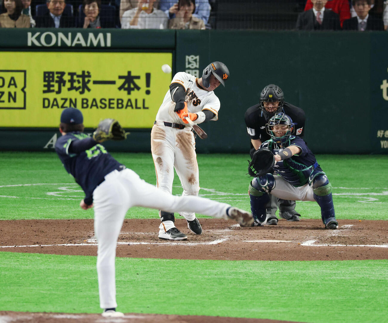 巨人対ヤクルト　7回裏巨人無死、ソロ本塁打を放つキャベッジ。投手は吉村（撮影・増田悦実）