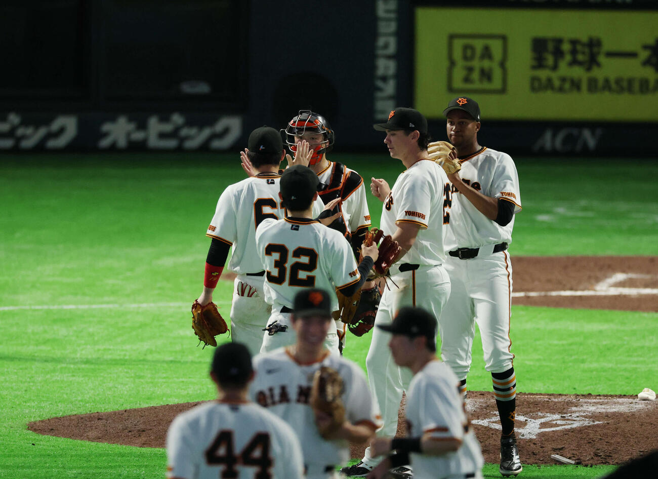 巨人対ヤクルト　勝利しタッチを交わす巨人ナイン（撮影・増田悦実）