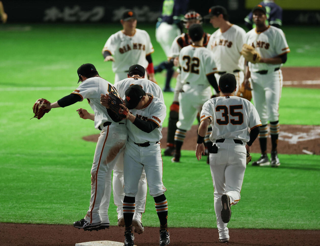 巨人対ヤクルト　勝利しぶつかり合う巨人ナイン（撮影・増田悦実）