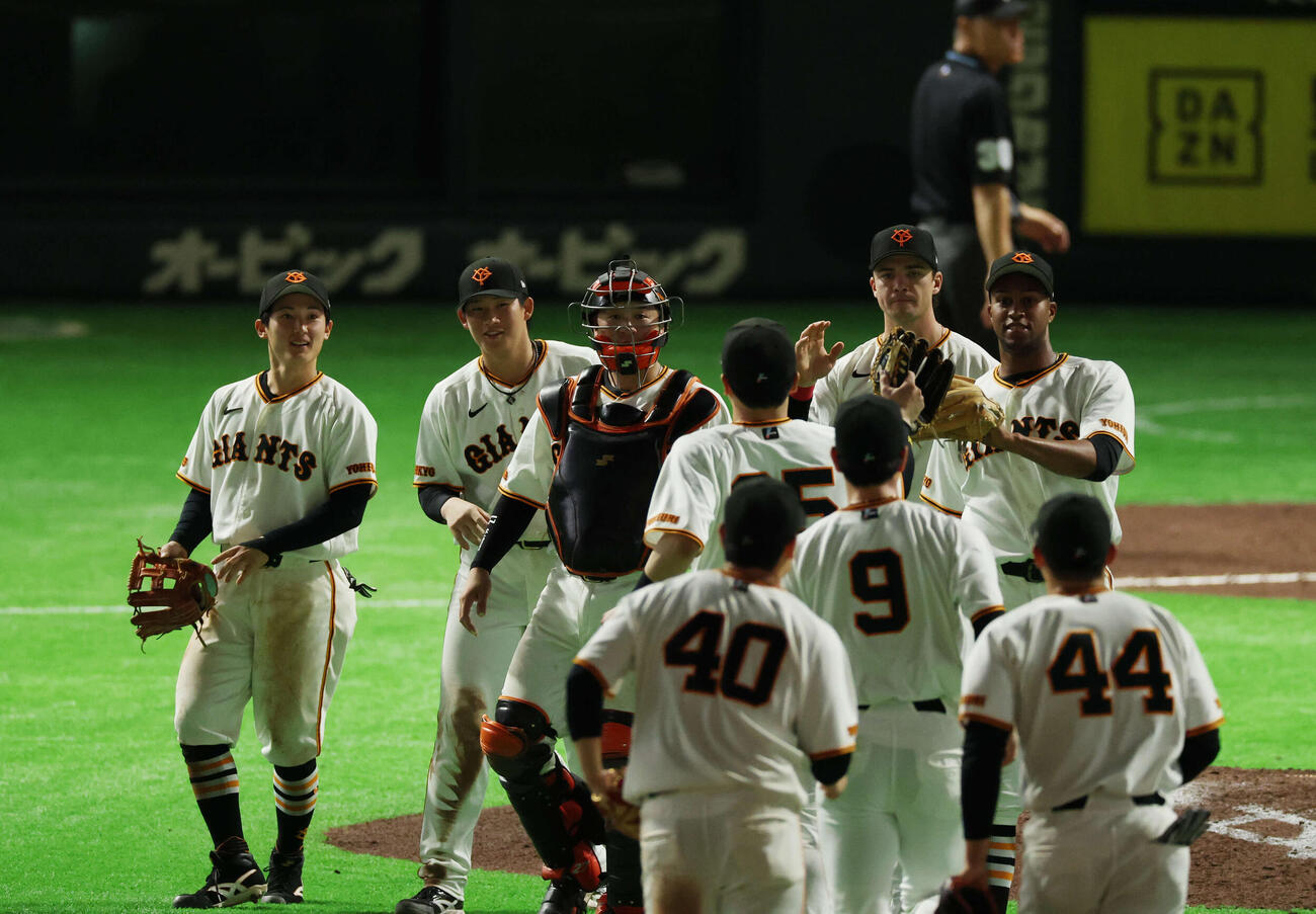 巨人対ヤクルト　勝利しタッチを交わす巨人ナイン（撮影・増田悦実）