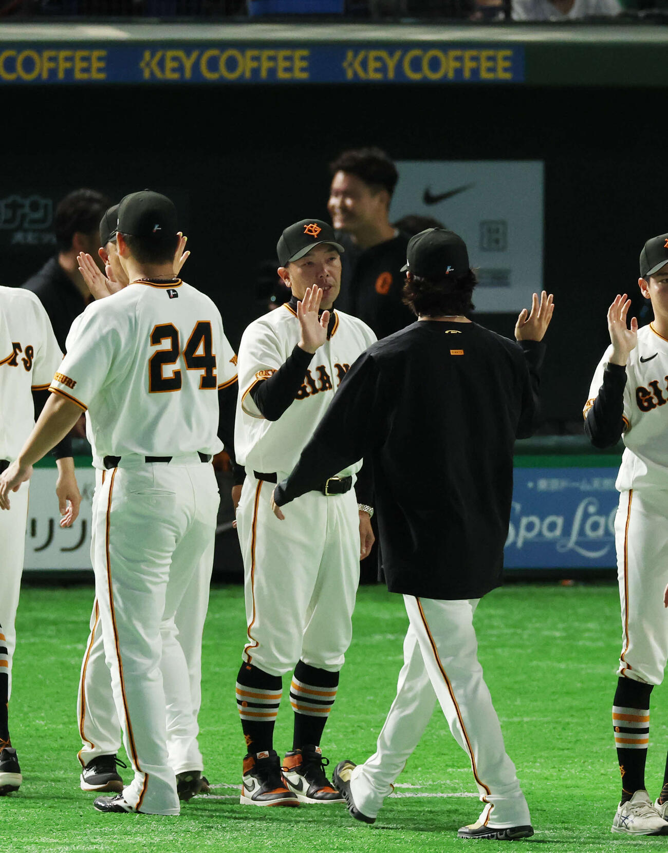 巨人対ヤクルト　勝利しナインとタッチを交わす巨人阿部監督（撮影・増田悦実）
