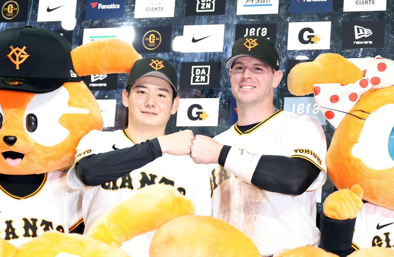 巨人対ヤクルト　2勝目を挙げた巨人竹丸（左）は笑顔でキャベッジとグータッチ（撮影・浅見桂子）