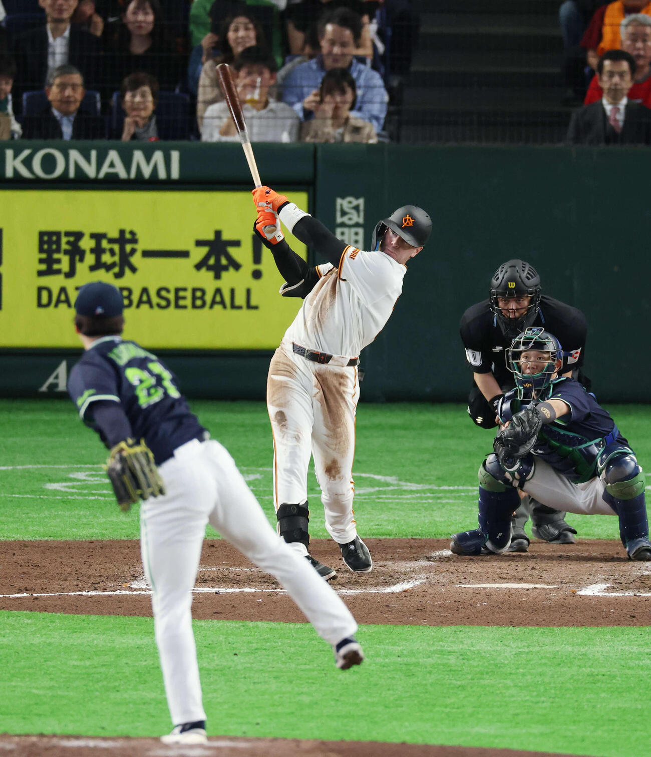 巨人対ヤクルト　7回裏巨人無死、ソロ本塁打を放つキャベッジ。投手は吉村（撮影・増田悦実）