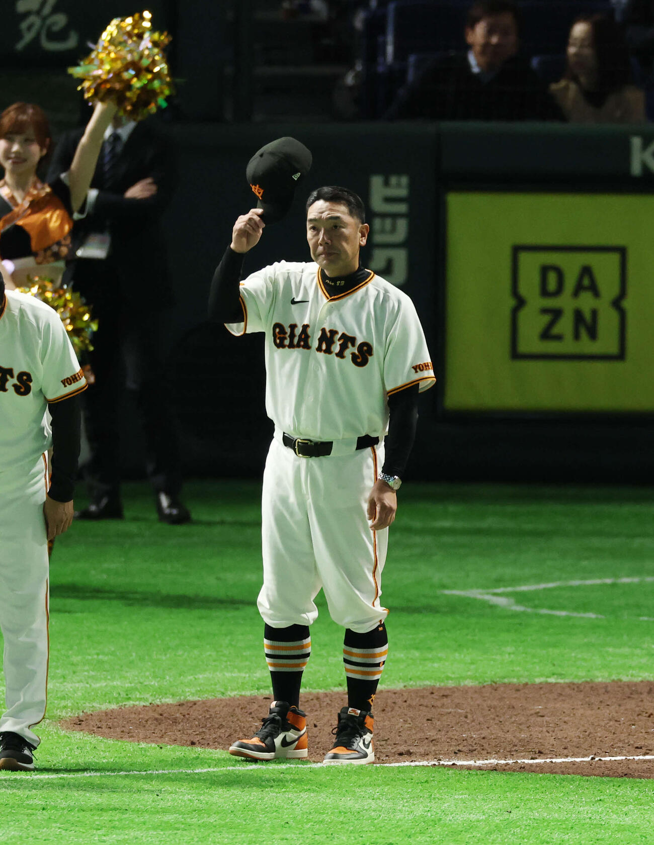 巨人対ヤクルト　勝利し観客にあいさつをする巨人阿部監督（撮影・増田悦実）