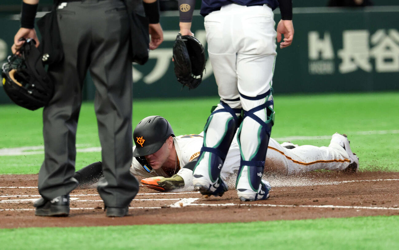 巨人対ヤクルト　2回裏巨人1死一塁、増田陸の先制適時二塁打で、ヘッドスライティングで生還するキャベッジ（撮影・浅見桂子）